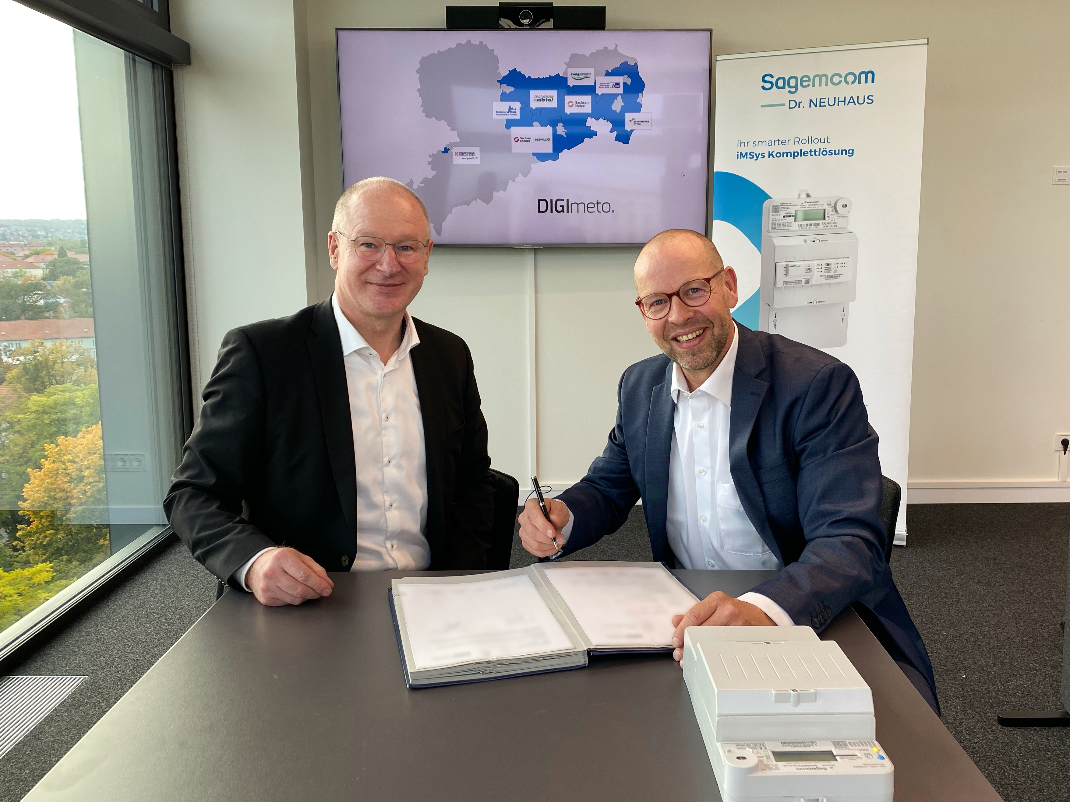 Figure 1: Signing of the contract between Dipl.-Ing. (FH) André Richter, Head of Materials Management at SachsenNetze GmbH and Dr. Holger Graetz, Head of Sales and Marketing at Sagemcom Dr. Neuhaus GmbH 